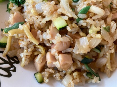 夏野菜とソーセージのカレー風味そばめし